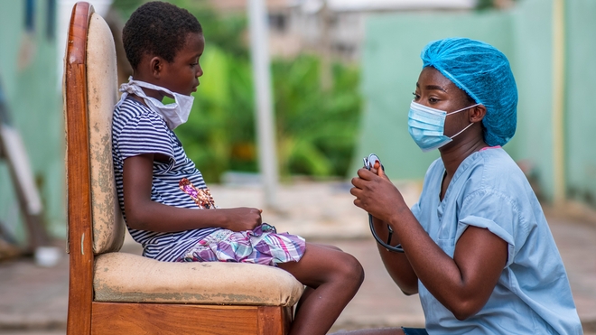 Une médecin face à un enfant