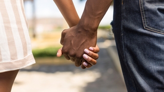Quel est l'âge idéal pour faire l'amour pour la première fois ?